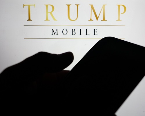 Trump’ın telefonu ağustosa kadar ABD'de üretilemez