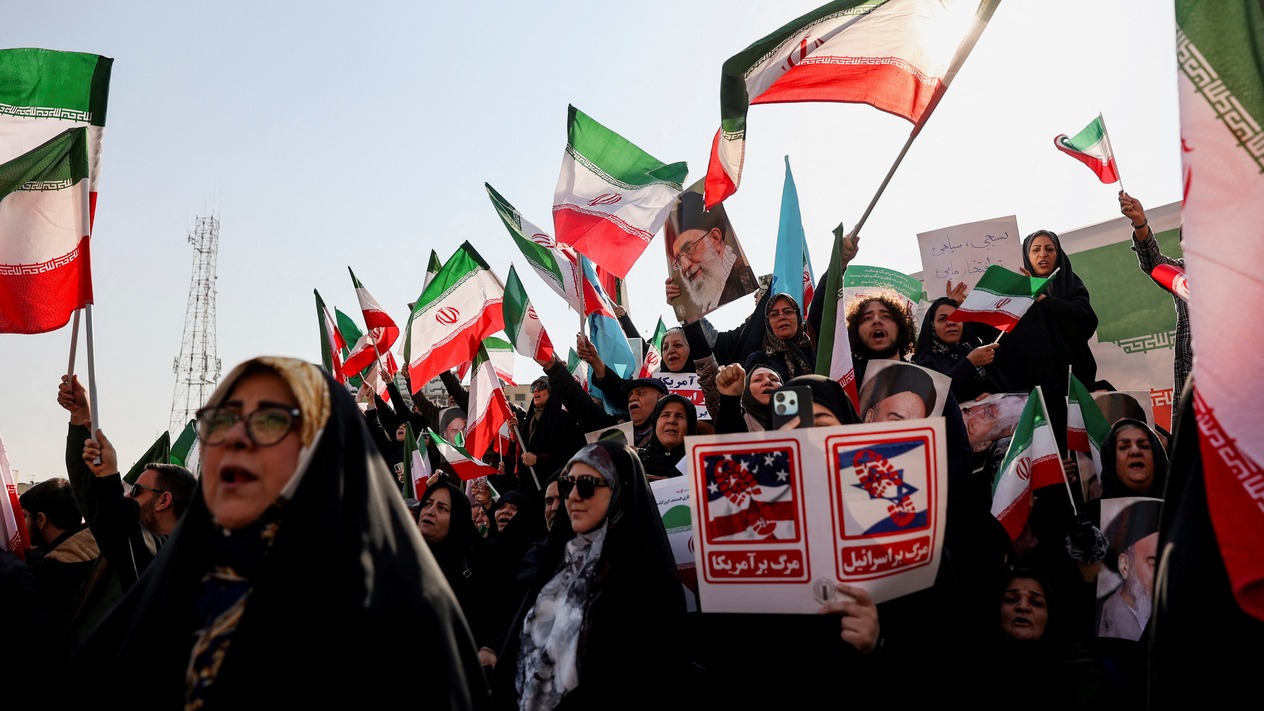 Trump protestocuları sokağa dökmek için İran'a saldırıları değerlendiriyor