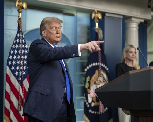 Trump’tan Amerikalılara en az 2 bin dolarlık gümrük vergisi temettüsü sözü