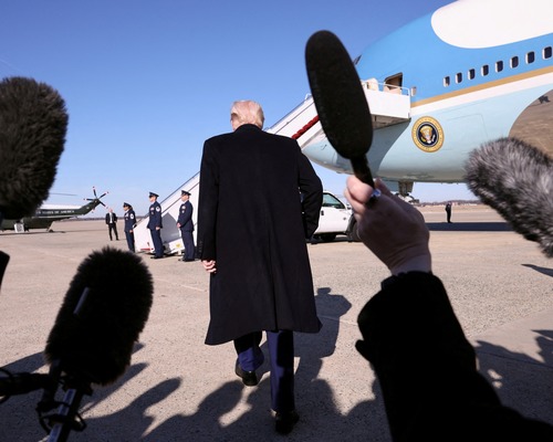 Trump’tan otomobillere ek gümrük vergisi sinyali: 2 Nisan’da yürürlüğe girebilir