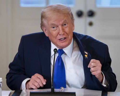 Trump kendini Venezuela’nın geçici başkanı ilan etti