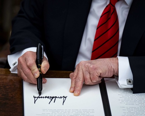 Trump’tan yeni vergi hamlesi: Otomobil, ilaç ve yarı iletkenlere yüksek tarifeler geliyor