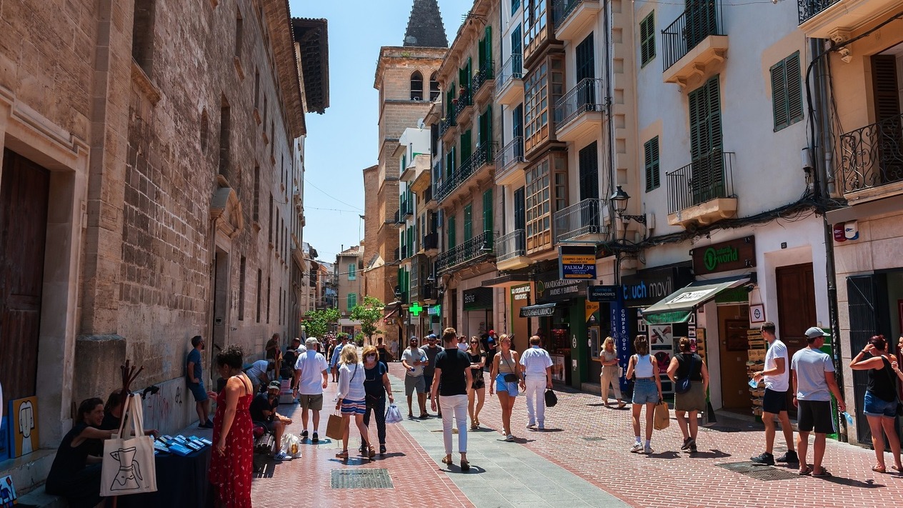 Turist yoğunluğundan şikayet edilen Avrupa şehirlerinde havalimanları genişletiliyor