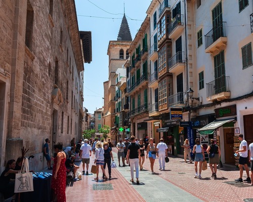 Turist yoğunluğundan şikayet edilen Avrupa şehirlerinde havalimanları genişletiliyor