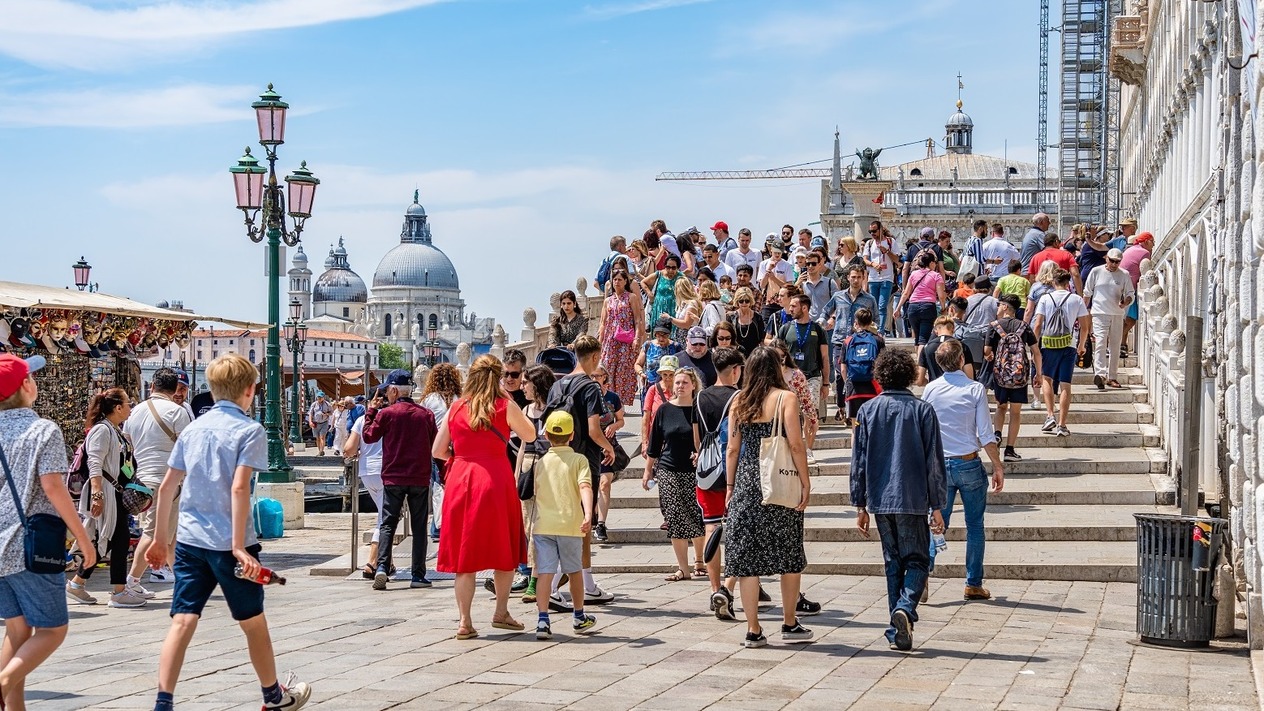 Turizmde tolerans eşiği aşıldı: Avrupa'da halk tepkili