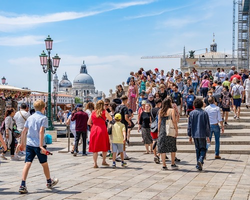Turizmde tolerans eşiği aşıldı: Avrupa'da halk tepkili