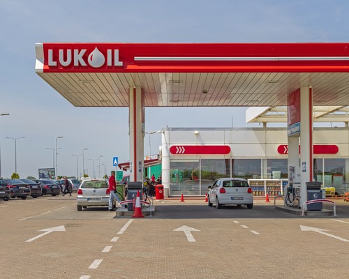 Türkiye'de 600'e yakın istasyonu bulunan Lukoil, ABD'li Carlyle'e satılıyor