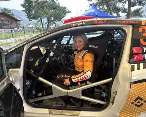 Türkiye'nin ilk engelli kadın ralli pilotu Kübra Denizci Keskin'den çifte derece