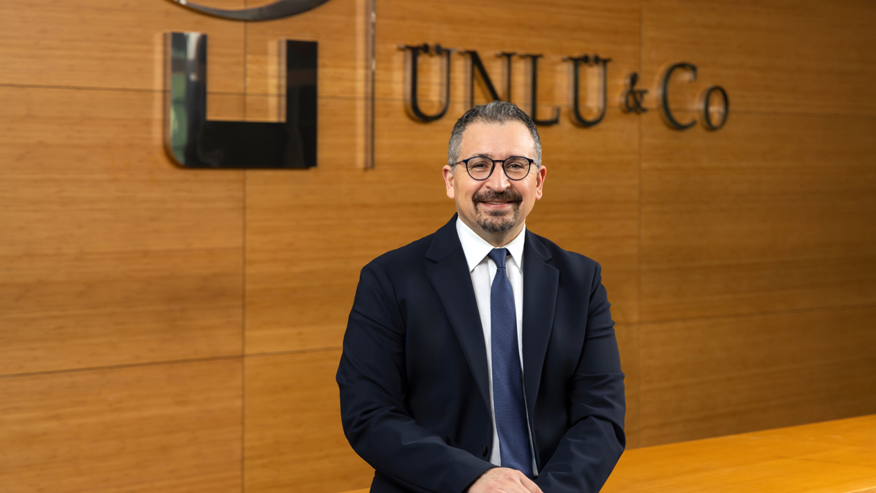 ÜNLÜ & Co'nun yeni CEO Yardımcısı Hüsnü Okvuran oldu