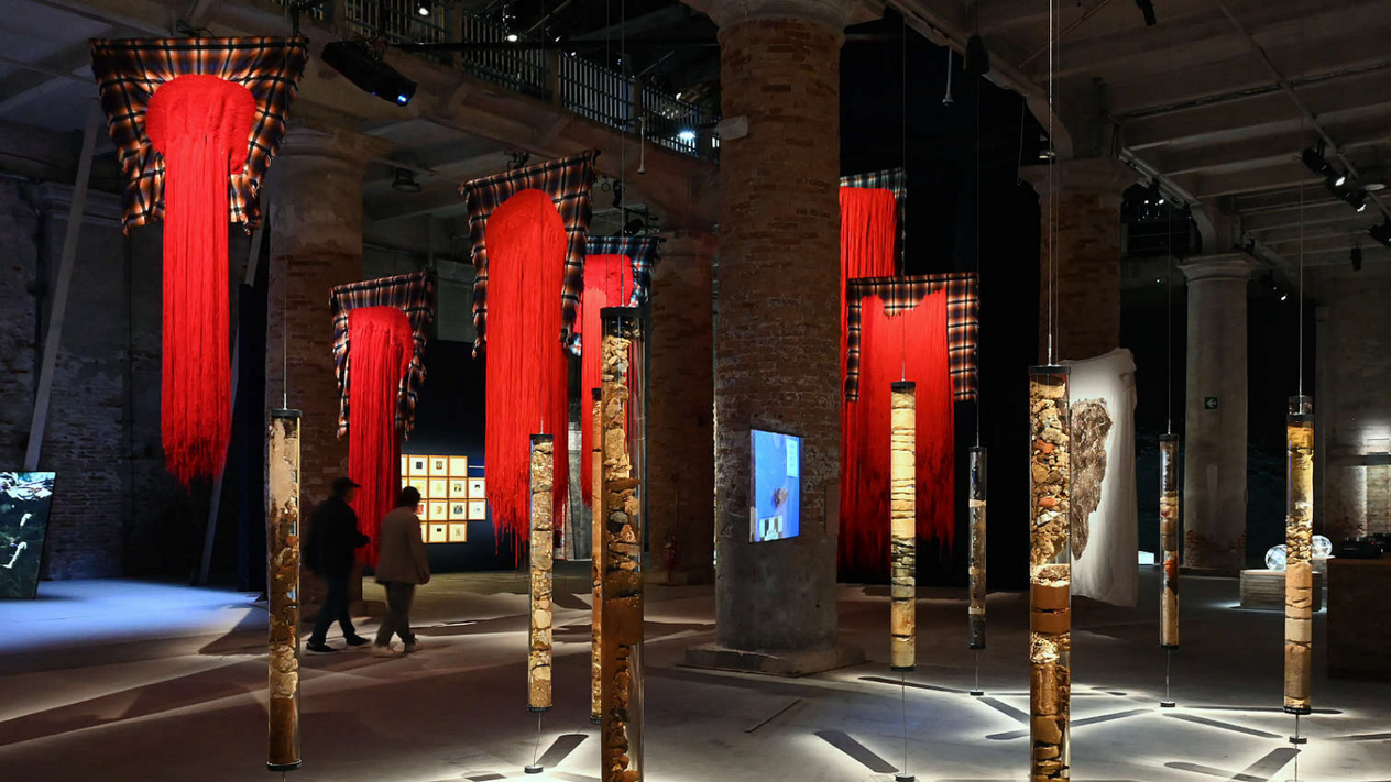 Venedik Bienali’nde palazzo’lardan protestolara
