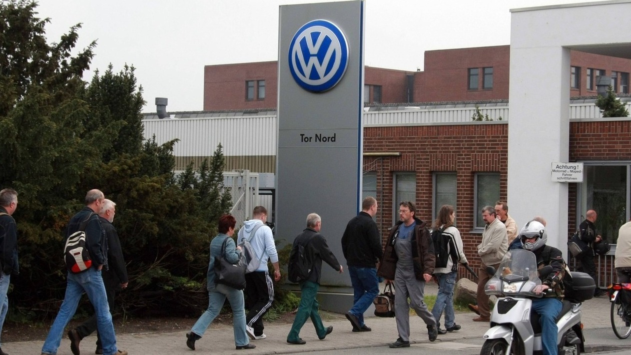 Volkswagen'de büyük dönüşüm: Dört fabrika kapanabilir, 100 bin kişi işini kaybedebilir