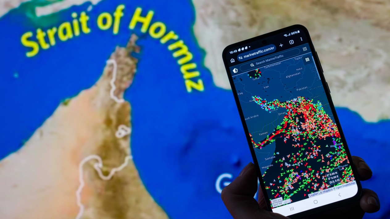 Yaptırım listesindeydi: Rus milyarderin süper yatı Hürmüz'den geçti