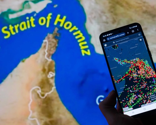 Yaptırım listesindeydi: Rus milyarderin süper yatı Hürmüz'den geçti