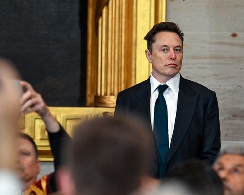 Musk'ın serveti yeniden 400 milyar doların altına indi