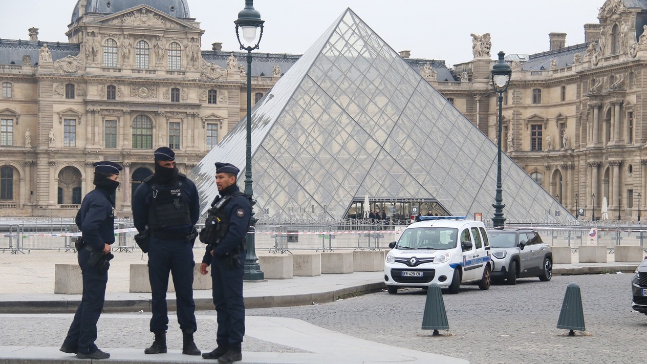 Yedi dakikada paha biçilmez mücevherler çalındı: Louvre Müzesi’nde neler oldu?