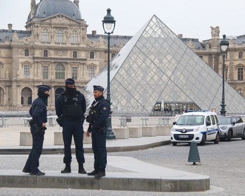 Yedi dakikada paha biçilmez mücevherler çalındı: Louvre Müzesi’nde neler oldu?