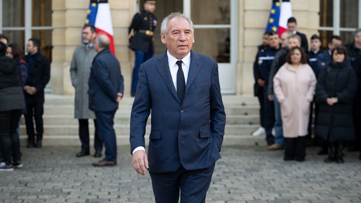 Yeni başbakan Bayrou Fransa siyasetinden sağ çıkabilecek mi?