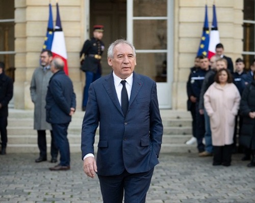 Yeni başbakan Bayrou Fransa siyasetinden sağ çıkabilecek mi?