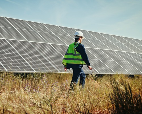 Yeni enerji yatırımların üçte ikisi temiz kaynaklı