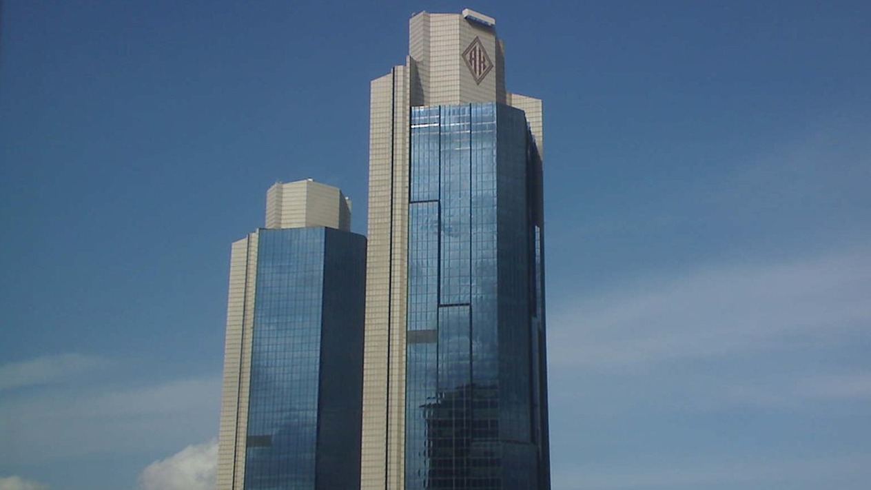 Yenilenen Akbank kuleleri okul eşyasına dönüştü