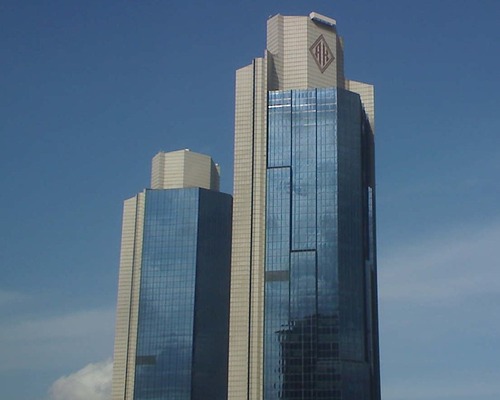 Yenilenen Akbank kuleleri okul eşyasına dönüştü