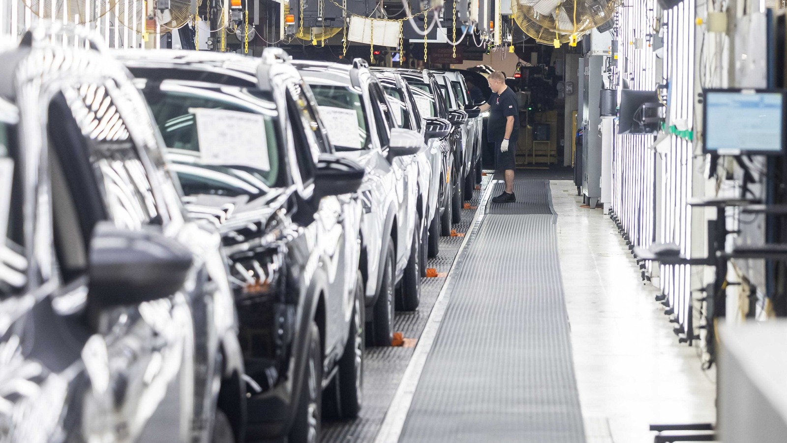 Yılın 11 ayında otomotiv üretimi arttı, otomobil üretimi düştü