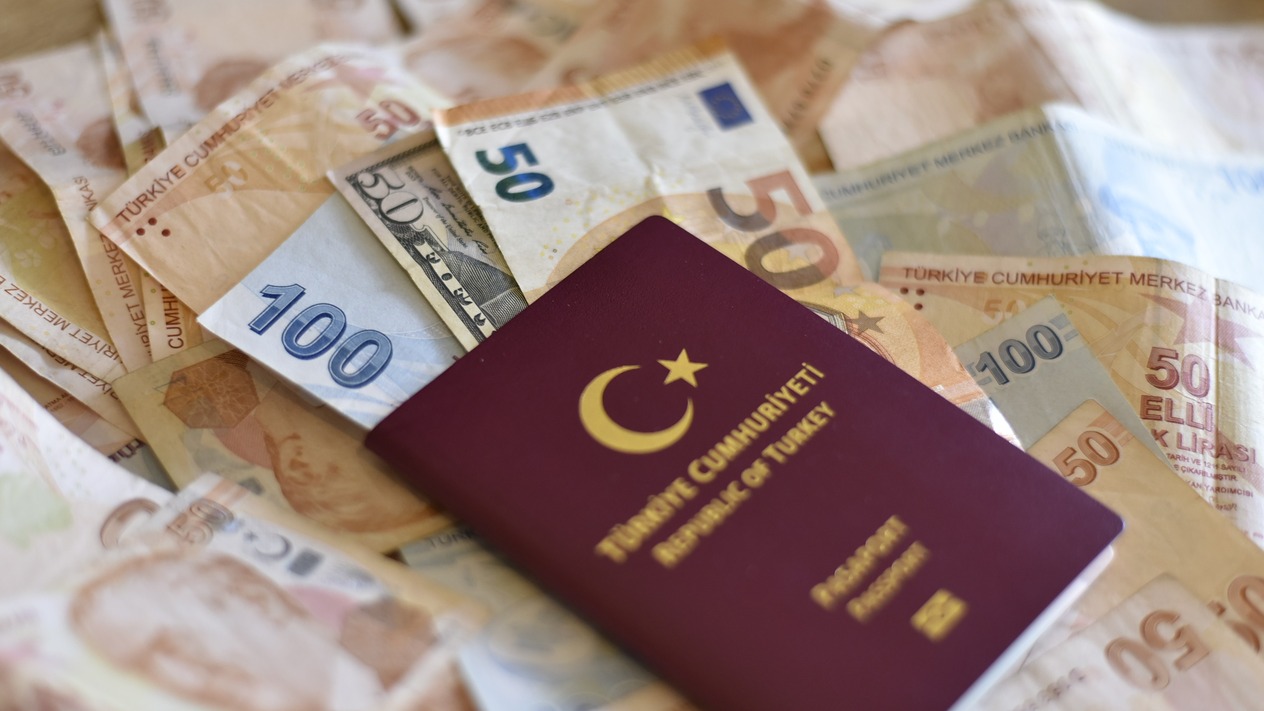 Yüzde 40 zam: Yurt dışına çıkış harcı bin TL oldu