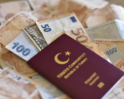 Yüzde 40 zam: Yurt dışına çıkış harcı bin TL oldu