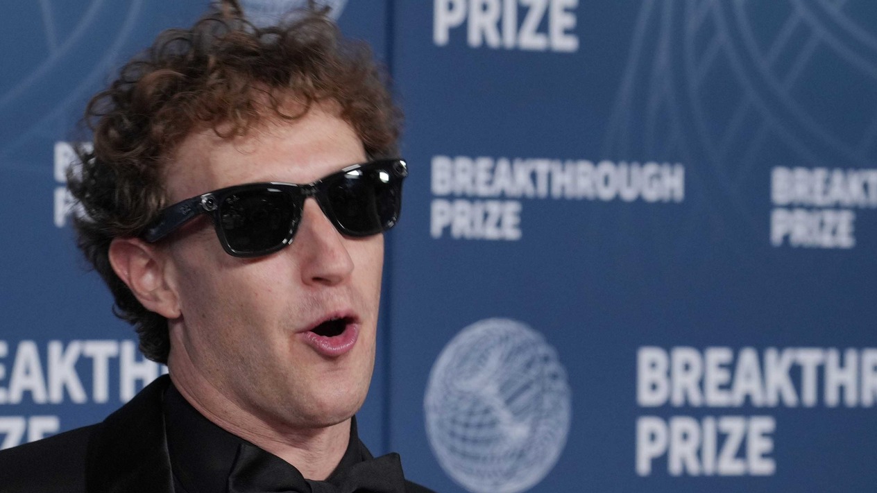 Zuckerberg, Zuckerberg'e dava açtı