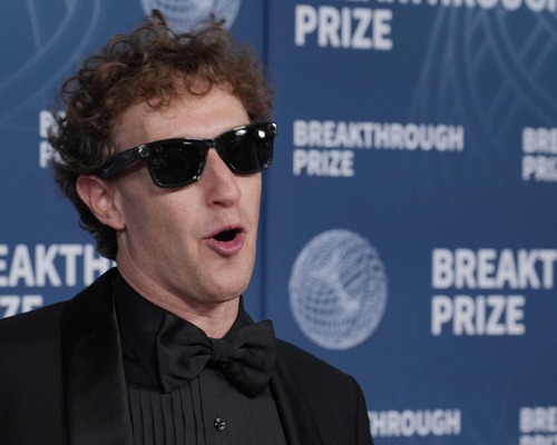 Zuckerberg, Zuckerberg'e dava açtı