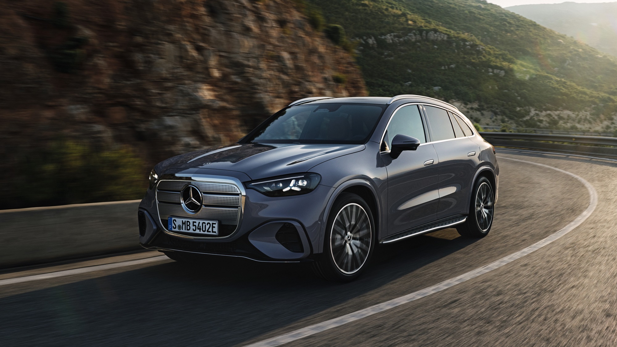 Rakibinden daha büyük boyutları ve büyük bagajıyla öne çıkan GLC 400 4MATIC, 490 HP’lik gücü ve 4,3 saniyelik 0-100 km/s hızlanmasıyla dikkat çekiyor.