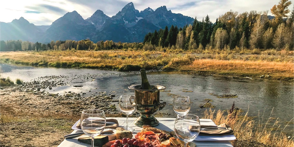Yellowstone & Ripley rotası, vahşi doğada lüksü ve macerayı deneyimlemek isteyenler için kişiye özel şefler ve astronomi rehberleri eşliğinde Montana’da başlayıp Amalfi kıyılarına uzanıyor.