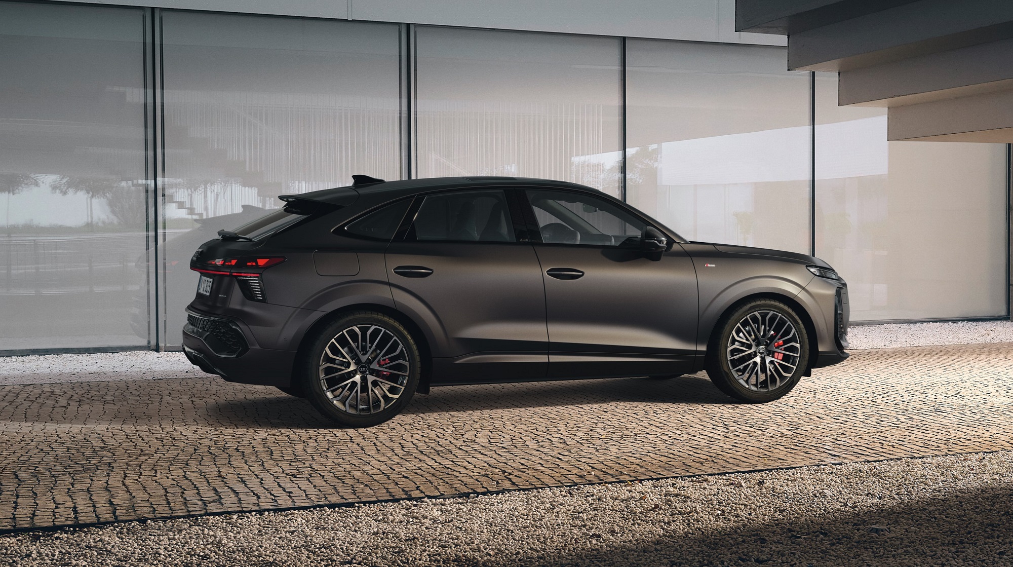 İkinci nesil Q3 Sportback, A sütunundan itibaren alçalan tavan çizgisiyle coupe benzeri bir silüete sahip. Arkada daralan cam alanıyla daha güçlü görünen Q3 Sportback’in bagaj hacmi Q3’ten farklı değil.