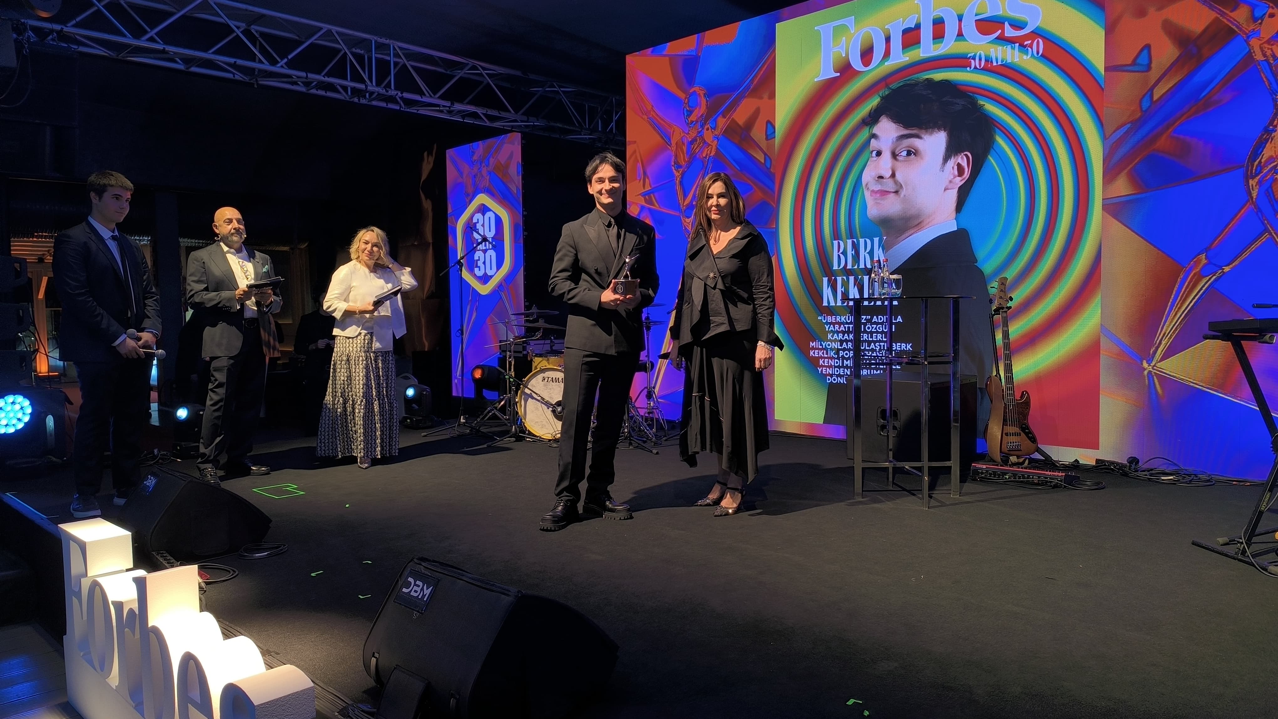 Berk Keklik, 30 Altı 30 Ödülü’nü Forbes Türkiye Kurucu Ortağı ve Medya Grup Başkanı Ayşe Burçak Güven’in elinden aldı. 