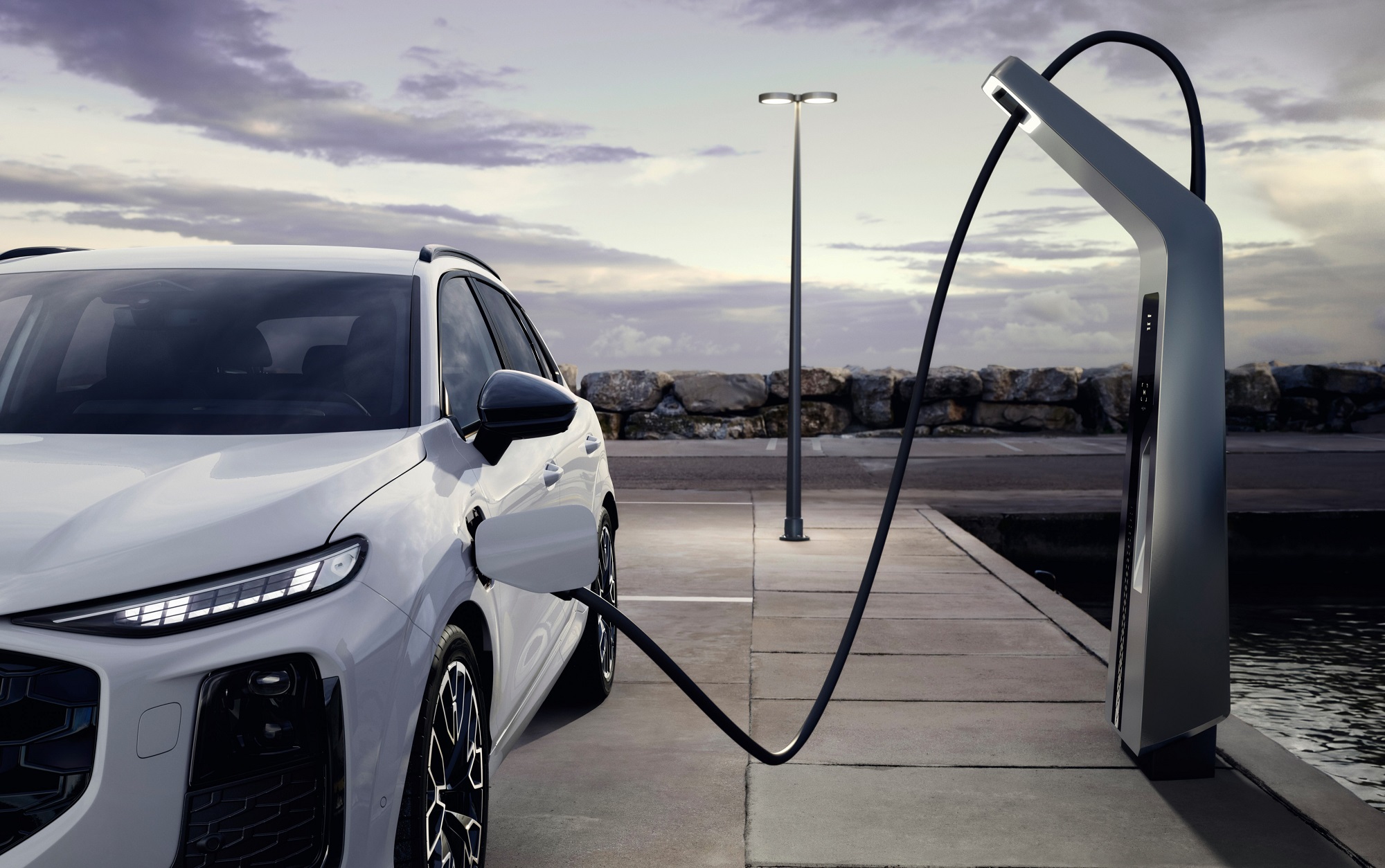 PHEV güç ünitesi her iki gövde tipinde de yer alyıor. Geliştirilmiş batarya teknolojisinin de yardımıyla Q3 119 km, Q3 Sportback ise 118 km elektrikli menzile ulaşabiliyor. Yüzde 10-80 şarj süresi 50 kW DC’de 30 dakika.