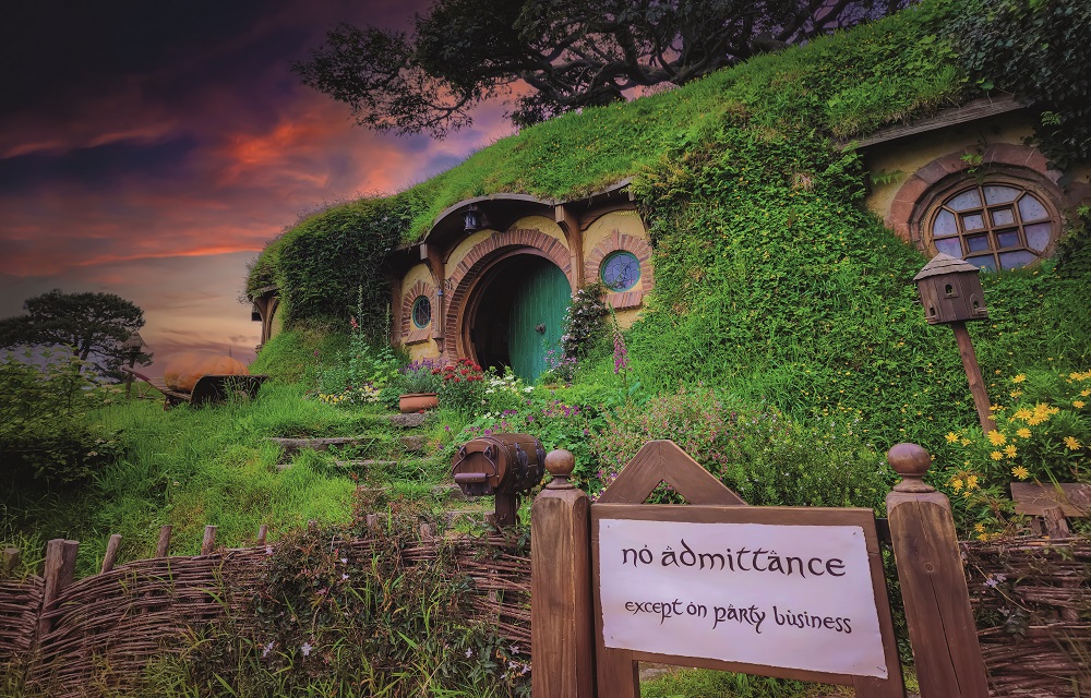 Yeni Zelanda’nın Waikato bölgesinde yer alan Hobbiton film seti, hem Yüzüklerin Efendisi serisinin hem de 600 milyon doları aşan turizm gelirinin merkezinde konumlanıyor.