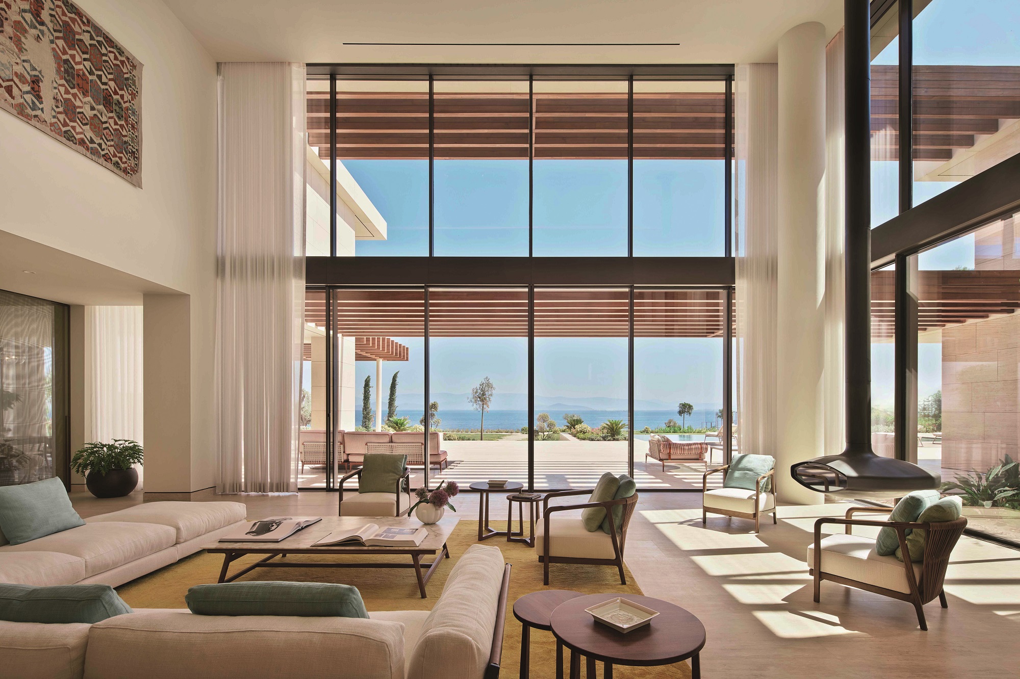 İç mekânlarda Flexform, Maxalto ve B&B Italia imzalı markaların özel üretim mobilyalarının kullanıldığı Bvlgari Bodrum’un tasarım dili modern İtalyan estetiğine özgü bir sadelikte.