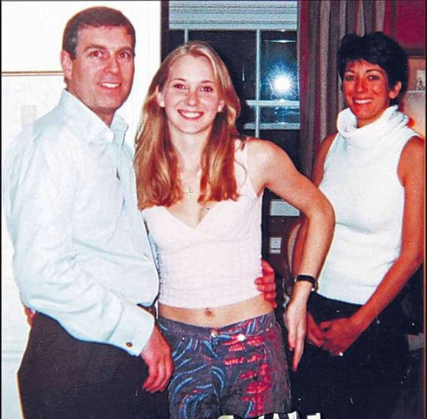 Prens Andrew'un Jeffrey Epstein'a kaşı istismar davası açan Virginia Roberts Giuffre ve Ghislaine Maxwell ile birlikte göründüğü bir fotoğraf. ABD Adalet Bakanlığı'nın yayınladığı yeni belgeler arasında, Epstein'ın eski kız arkadaşı ve uzun süredir suç ortağı olan Ghislaine Maxwell'in 2015 yılında Epstein'a gönderdiği ve Andrew ile Giuffre'nin fotoğrafının gerçek olduğunu ima eden bir e-posta da bulunuyor. 