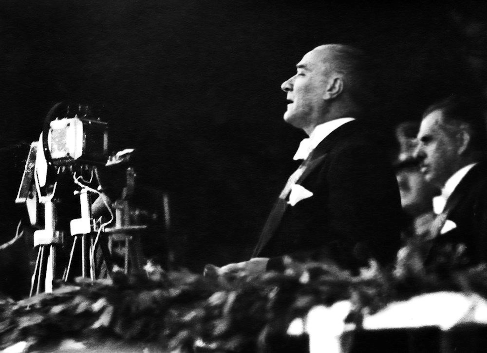 Atatürk Cumhuriyet'in 10. yıl kutlamalarında konuşurken