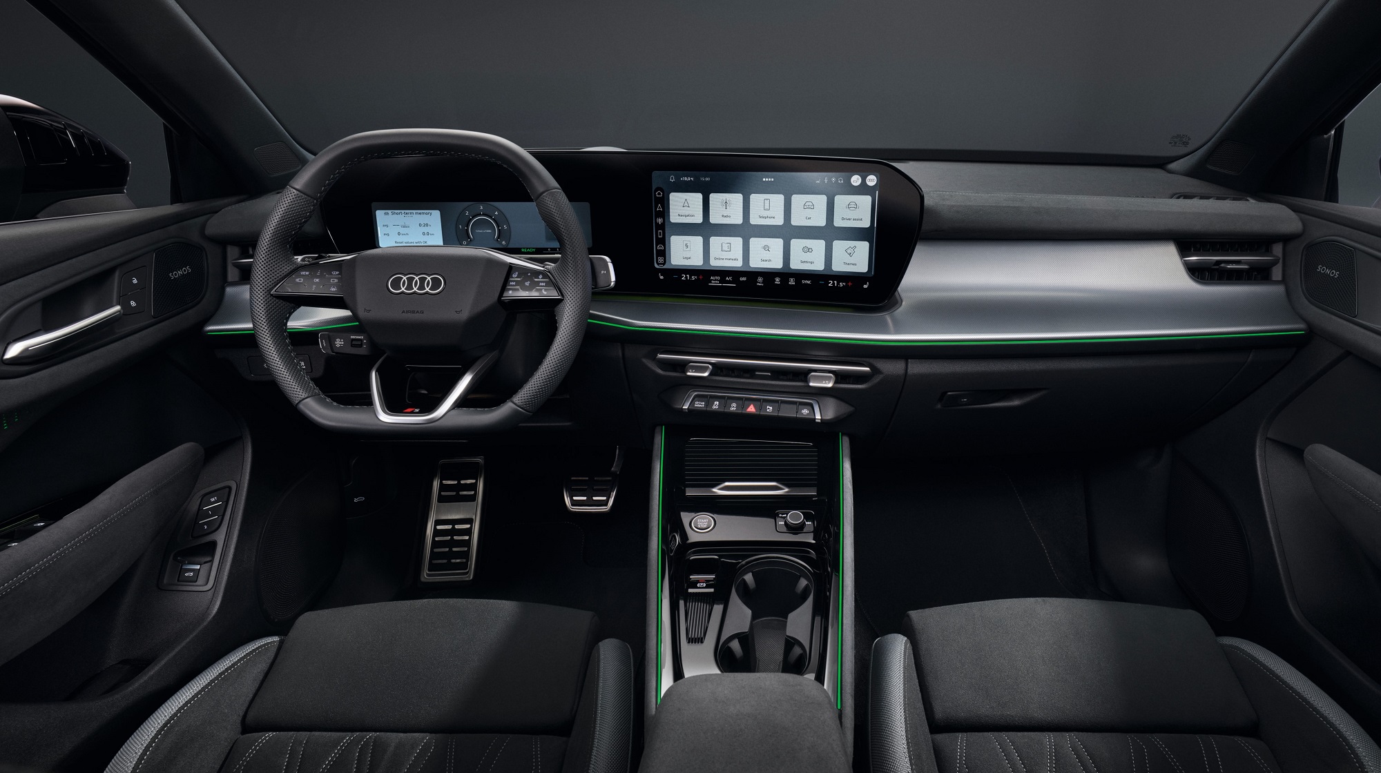 Audi de iç mekanda tek çerçeve içine yerleştirilmiş ekran rüzgarına uydu. Vites kolu da artık direksiyon kolonuna taşınmış.