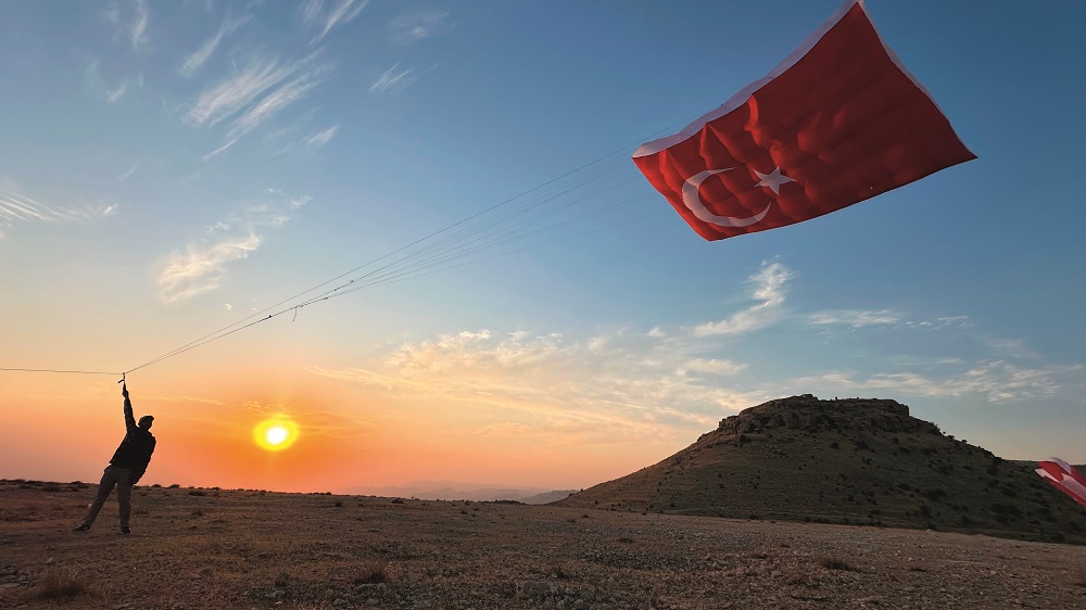 Yaptığı en büyük uçurtma Türk Bayrağı ve neredeyse bir ev boyutlarında! Yetmiş metrekarelik bu çalışmasının yapımı iki ay sürmüş.