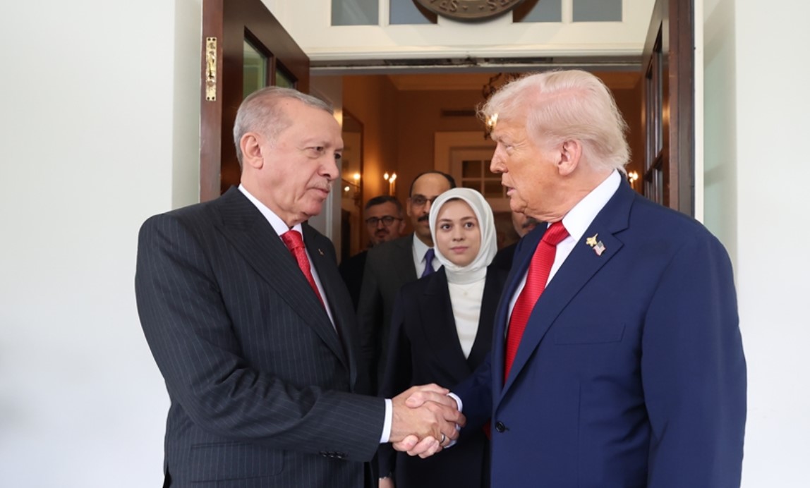  Trump’ın Cumhurbaşkanı Erdoğan ile F-35 konusu ele alacağı görüşmeye savaş uçağı rozetiyle katılması dikkat çekti. 