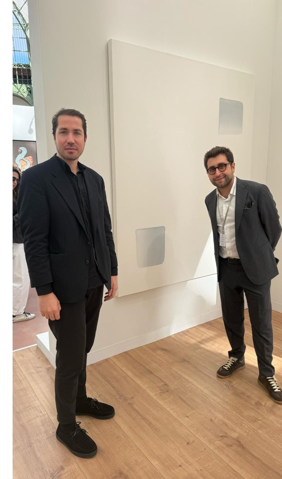 Doç. Dr. Efe Sıvış - Mennour Galeri Satış Direktörü Charles Geoffrion (arkada Lee Ufan tablosu)