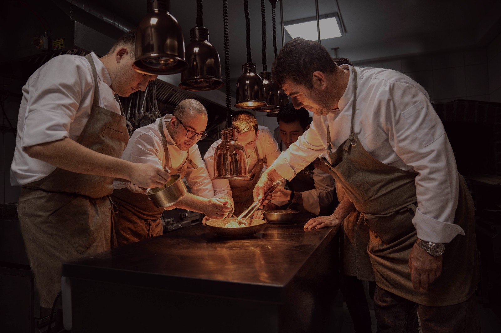 Şef Ali Karababa (sağda) ve ekibi