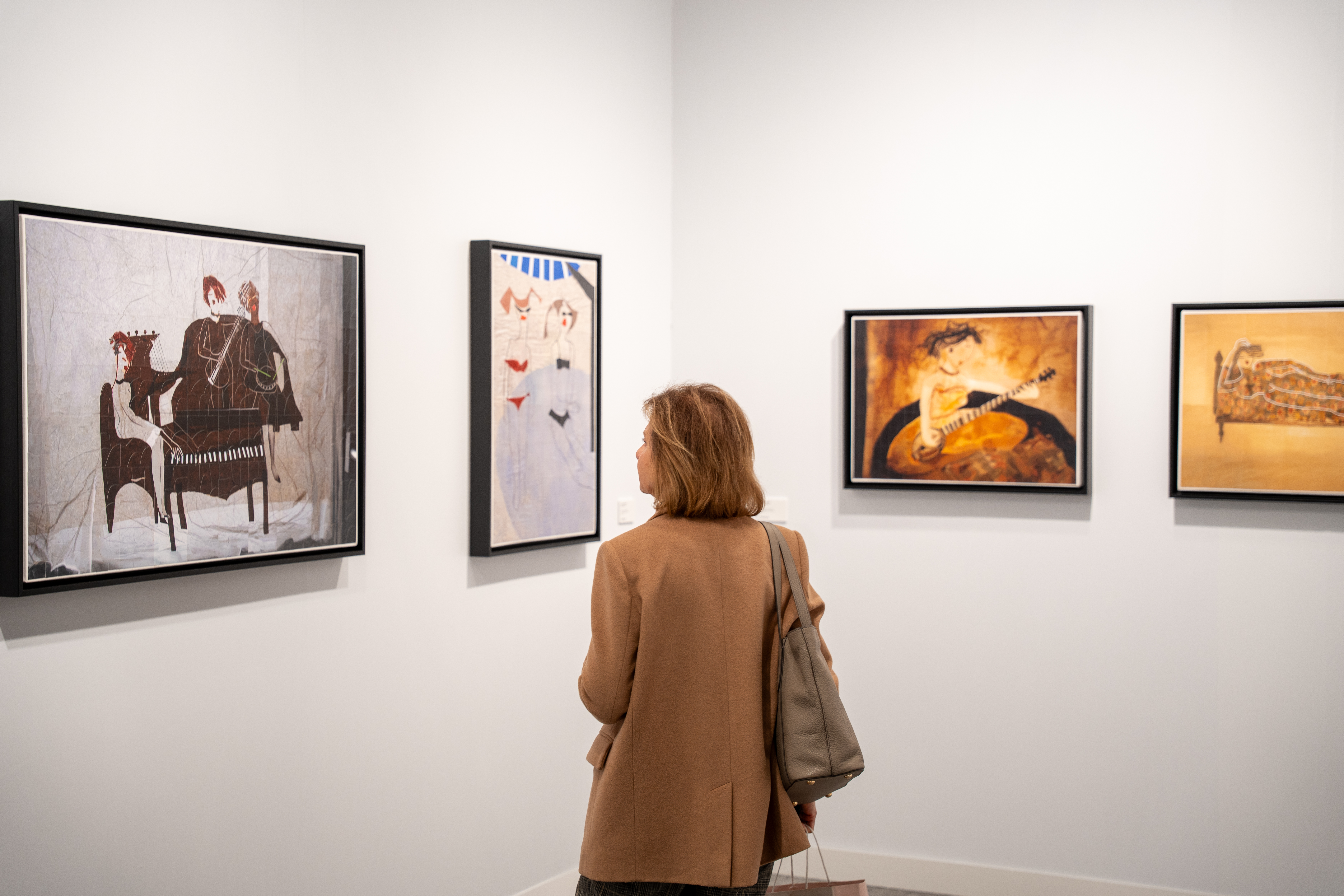 Gallery Zilberman Standı, Azade Köker işleri önünde bir izleyici - Contemporary Istanbul'un izniyle